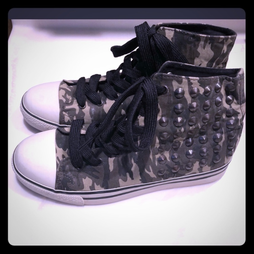 NWOT Arizona Jeans studded camouflage high tops 9m